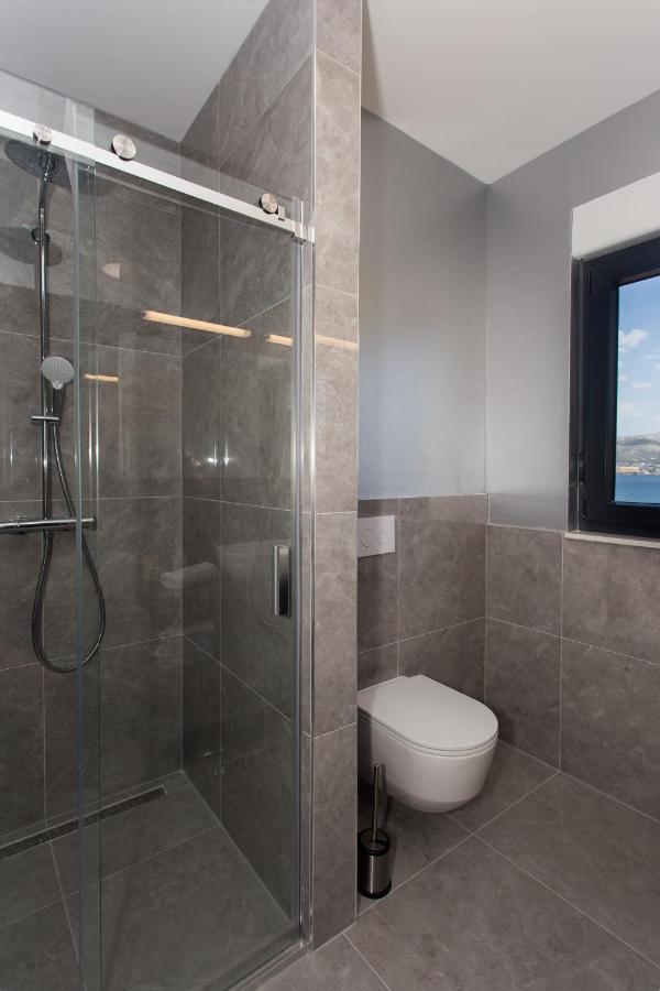 Beachfront House Olbia With Private Parking โตรกีร์ ภายนอก รูปภาพ